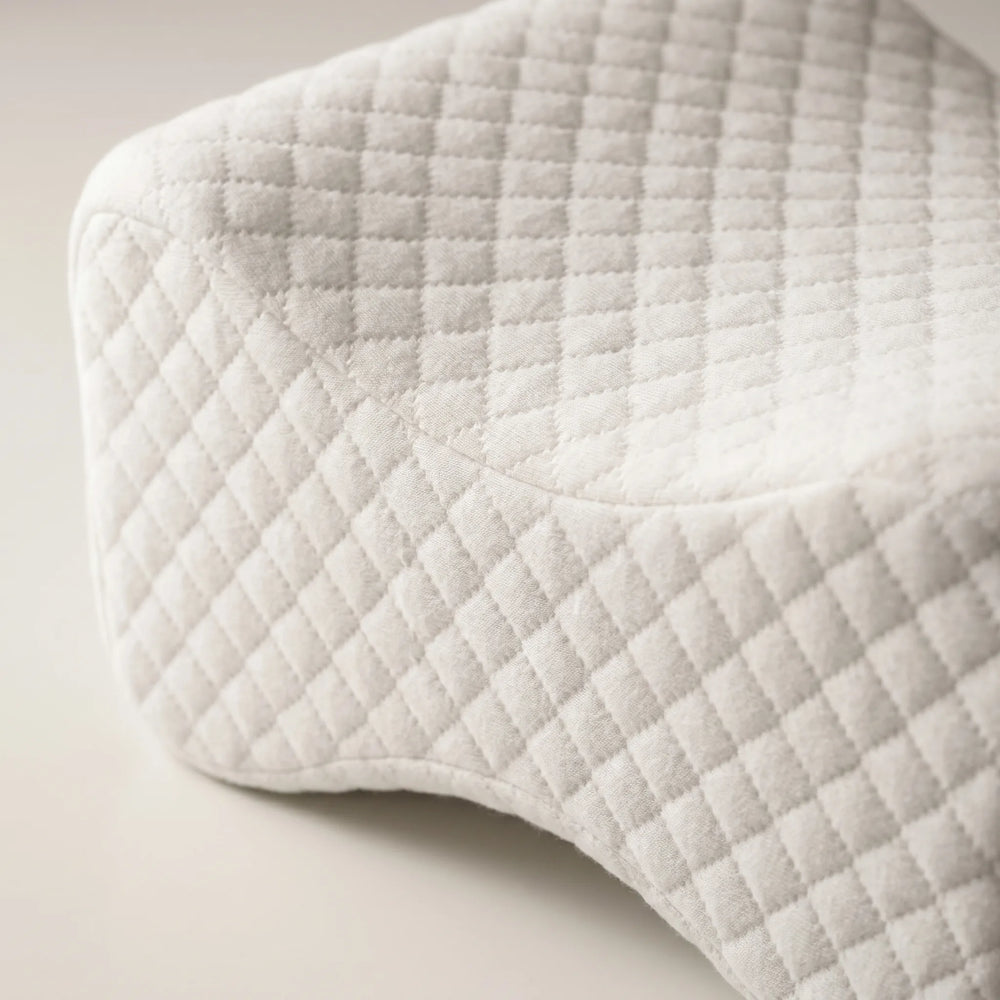 Pernă ortopedică pentru genunchi din memory foam, în alb