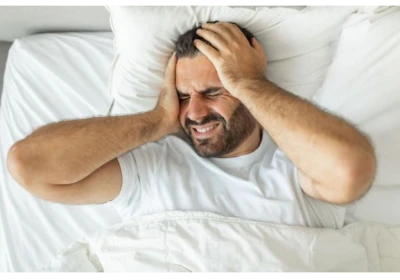 Durerile persistente de cap - o posibila problema cauzata de perna pe care dormim?