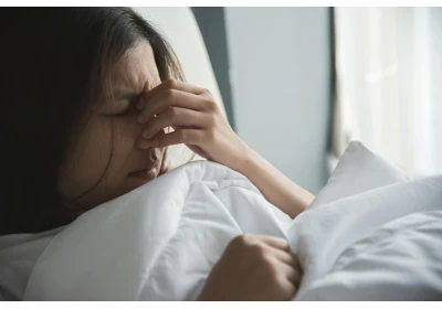 Care este legatura dintre migrene/durerile cervicale si postura din timpul odihnei? Studii si cercetari realizate in ultimii ani