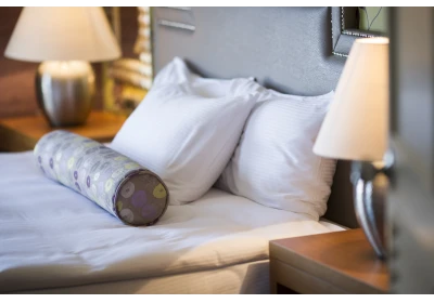 Somn odihnitor, turisti relaxati si fericiti. Cum (isi) aleg hotelurile de 5* pernele pentru camerele oaspetilor?
