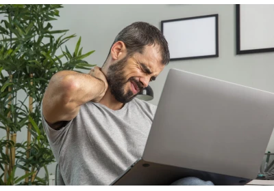 Multe ore petrecute la birou? 4 masaje cu efecte dovedite in atenuarea rigiditatii musculare