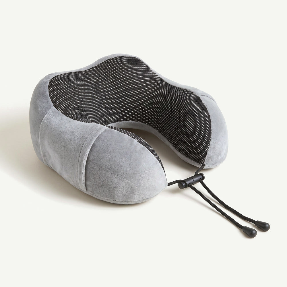 Perna de calatorie cervicala 3D memory foam gri cu negru, cu snururi reglabile